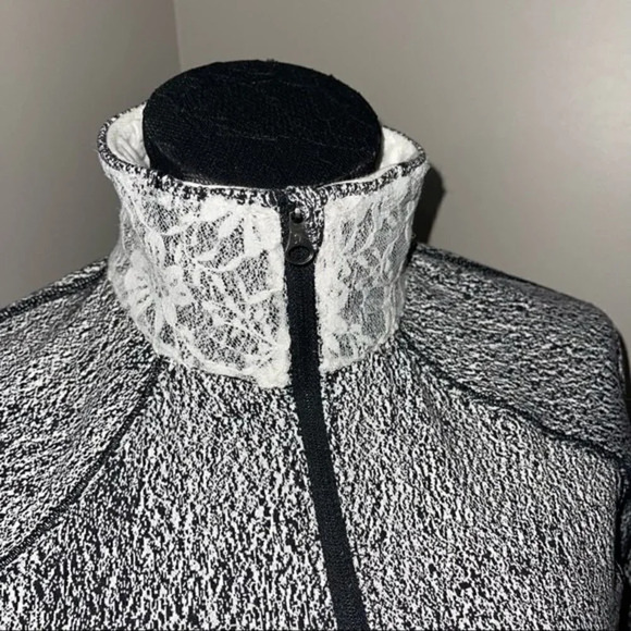 Lululemon Rush Hour 1/2 Zip size 6 ❤️ - Picture 4 of 10